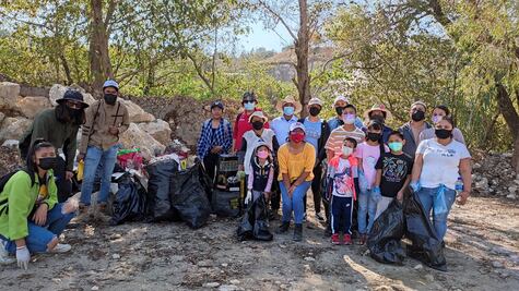 Activistas limpian río de la Mixteca de Oaxaca; piden retomar tequio para abordar temas ambientales