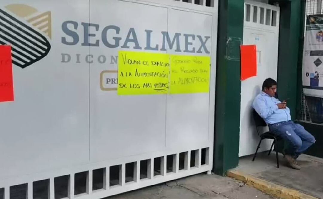 Ante desabasto en tiendas rurales, 30 consejos comunitarios protestan en oficinas de Segalmex en Oaxaca. Fotos: Especiales