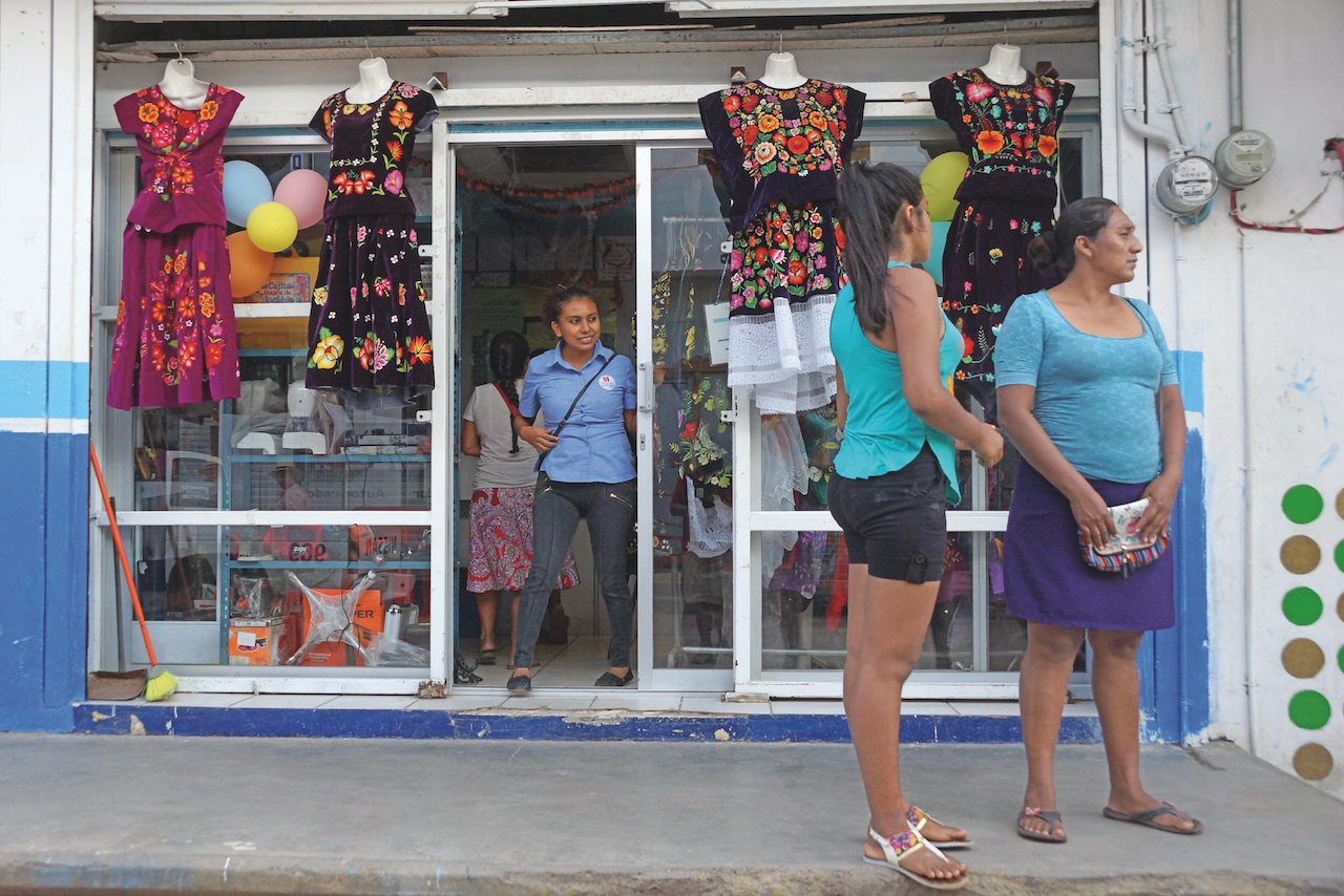 Empeñan trajes tradicionales para afrontar la emergencia