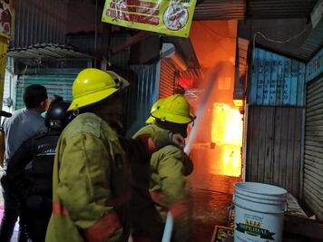 Avanza incendio en la Central de Abasto; solicitan ayuda y pipas para sofocar el fuego