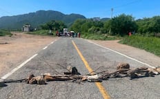Pescadores de Chipehua bloquean por segundo día la carretera Costera de Oaxaca; exigen a Pemex repare daños por derrames de hidrocarburos