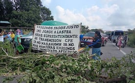 Comunidades mixes de Guichicovi exigen a la CFE el pago del derecho de vía con bloqueo carretero