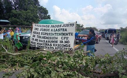 Comunidades mixes de Guichicovi exigen a la CFE el pago del derecho de vía con bloqueo carretero