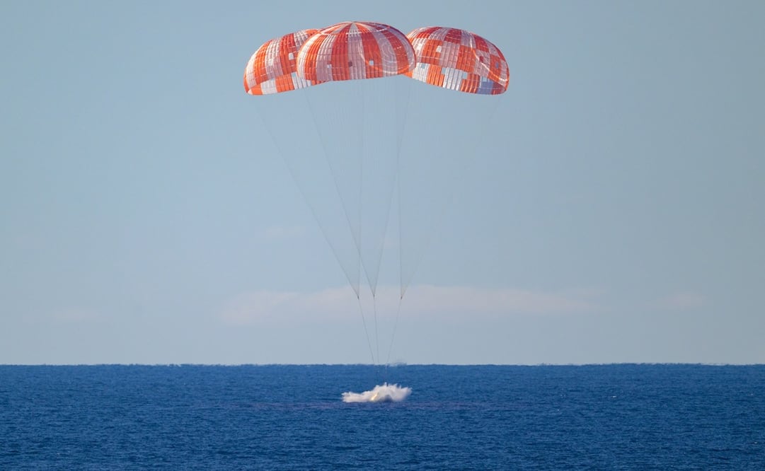 Así fue el amerizaje de la cápsula Orión con los cuatro astronautas de la misión Artemis II. Foto: NASA