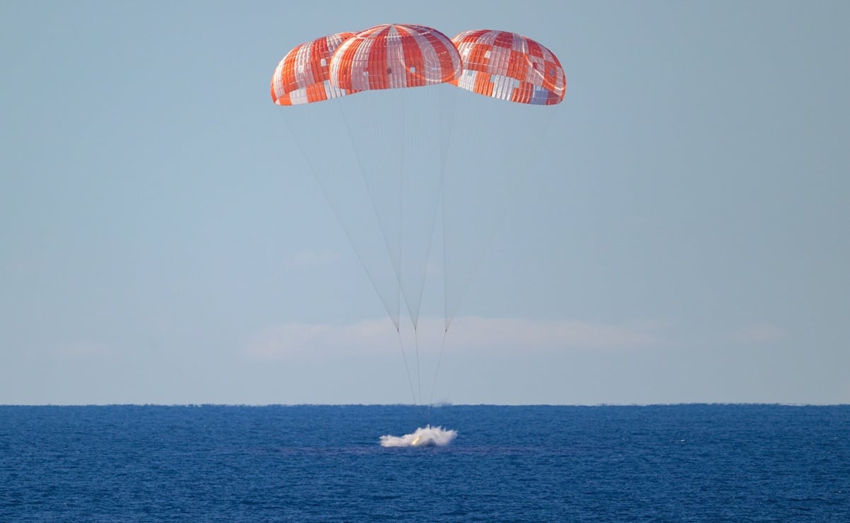 Así fue el amerizaje de la cápsula Orión con los cuatro astronautas de la misión Artemis II. Foto: NASA