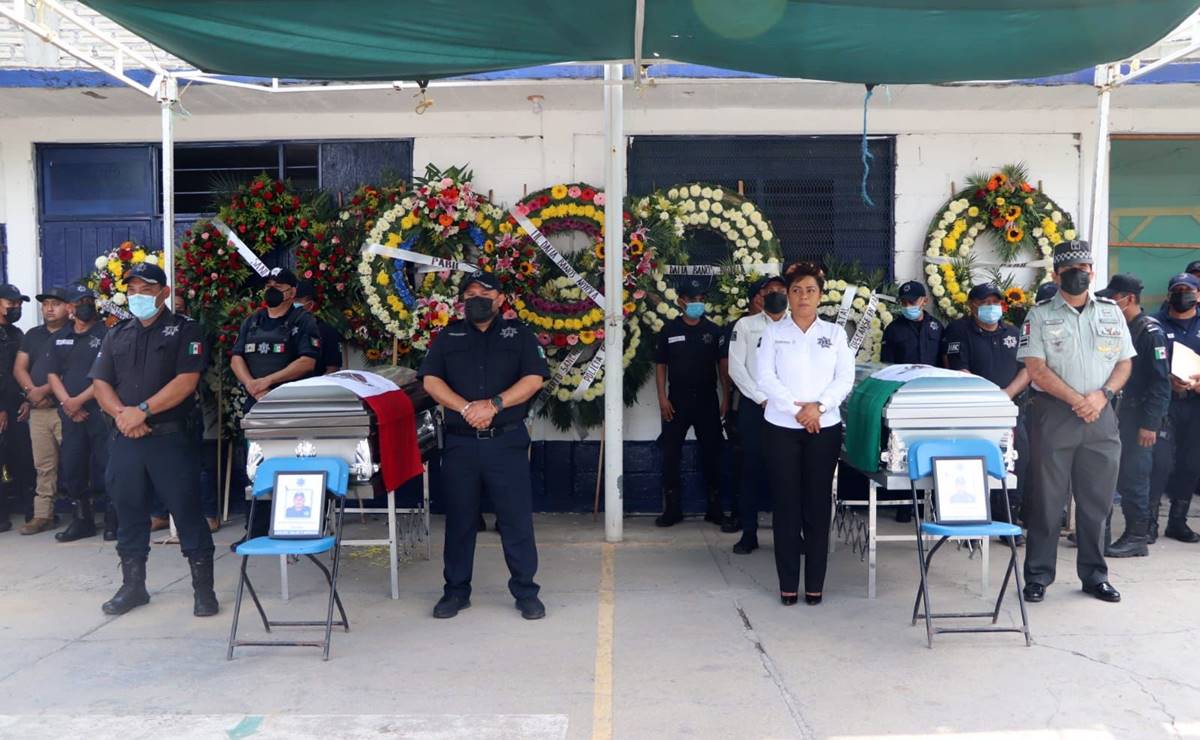 Rinden homenaje póstumo a dos policías asesinados por grupo armado en Oaxaca; piden esclarecer crimen