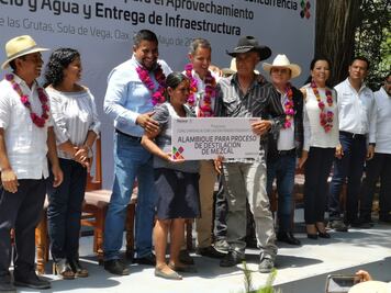 Entregan apoyos para comunidades  del distrito de Sola de Vega