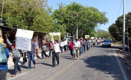 Con cubrebocas y Sana Distancia, marchan zapotecas para exigir agua potable, obras y recursos
