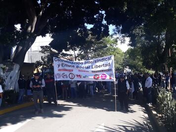 Marchan maestros y organizaciones previo a informe de gobierno
