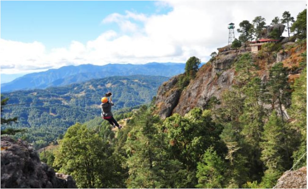 Tirolesa de San Antonio Cuajimoloyas, en la Sierra Norte de Oaxaca. (Foto: Cortesía Expediciones Sierra Norte)
