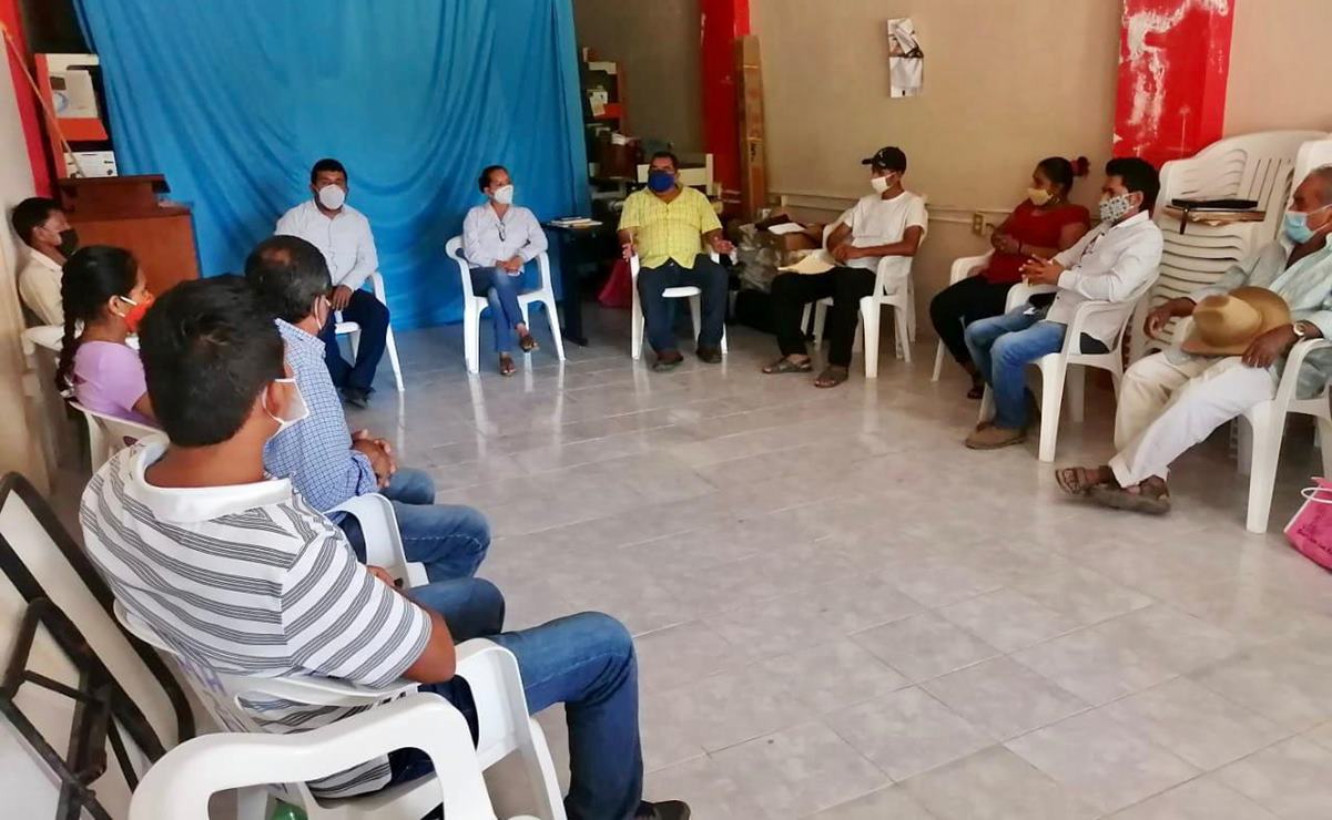 Para exigir pavimentación, dejan sin agua a mil 600 personas en la Sierra Sur; Segego instala diálogo