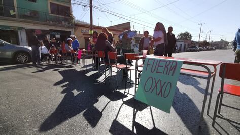 Protestan por apertura de Oxxo junto a primaria de la capital