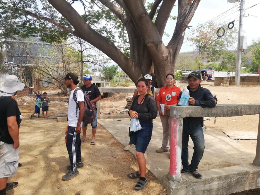 En menos de 24 horas, 800 migrantes ingresan a pie a territorio de Oaxaca; son dos grupos