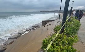 VIDEO: Fuerte oleaje y lluvias destruyen parte del mirador de Playa Abierta en Salina Cruz