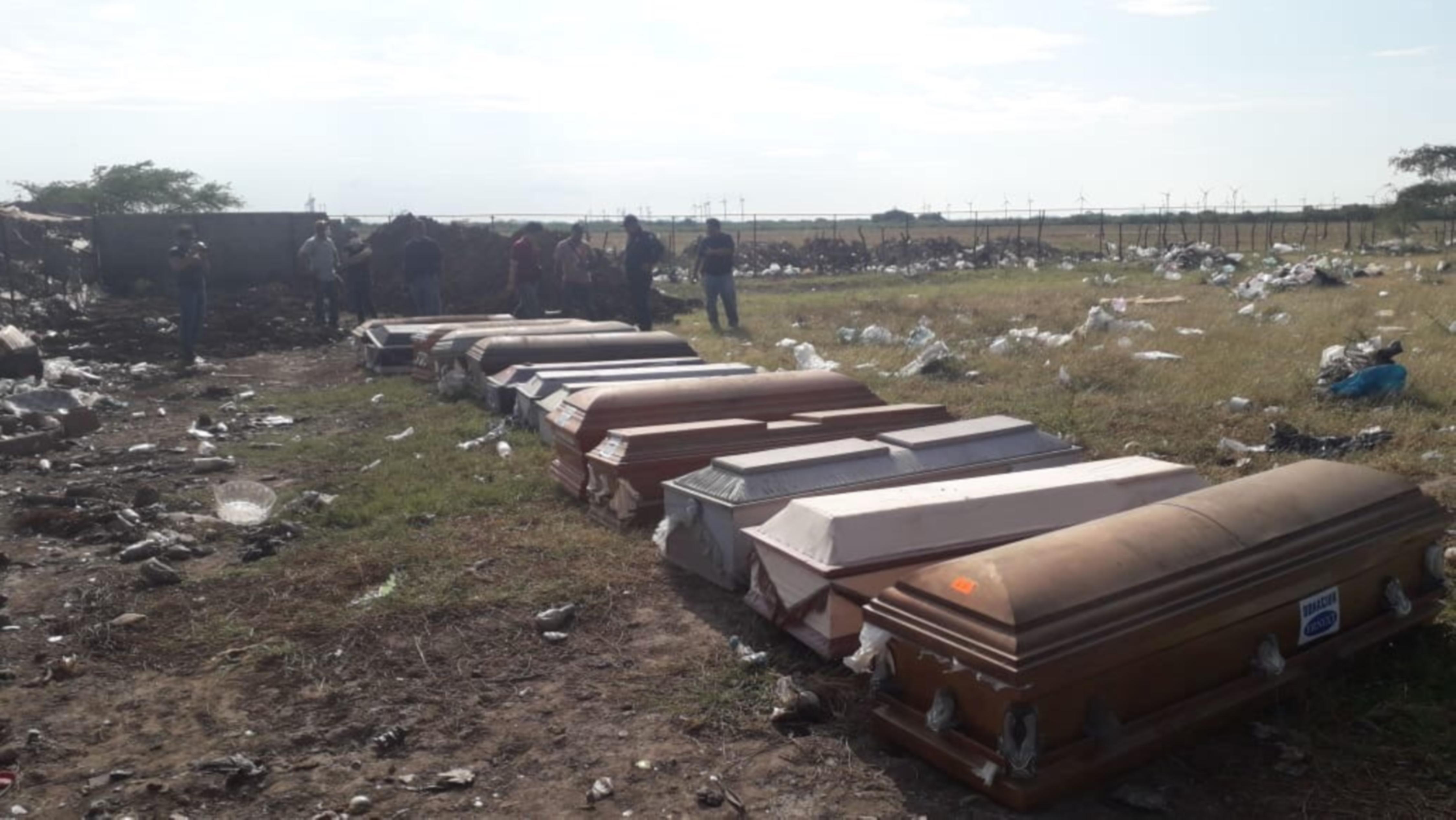 Sepultan en Juchitán a 13 personas no identificadas