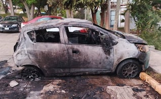 Incendian dos vehículos en el fraccionamiento El Rosario de San Sebastián Tuxtla, Oaxaca