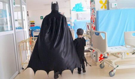 El Batman oaxaqueño que cuida las ilusiones de niños hospitalizados en tiempos de pandemia