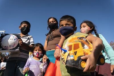 Reyes Magos que juegan futbol: Club Dragones dona juguetes a niños de colonias con alta marginación en Oaxaca