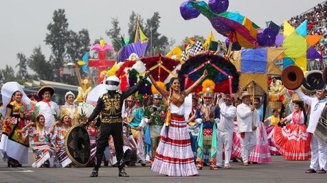 Brilla Oaxaca y la Guelaguetza en la Fórmula 1: Niñas zapotecas entonan el Himno Nacional