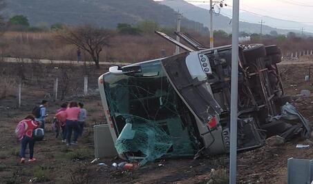 Volcadura de autobús en Tlacolula de Matamoros deja al menos 20 heridos
