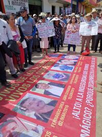 Familiares de desaparecidos oaxaqueños reciben a AMLO  con protestas en Huautla