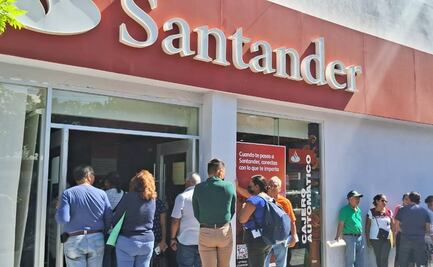 Maestros jubilados de Oaxaca protestan por bonos; banco no contaba con efectivo para pagar