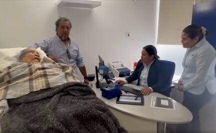 Banco en Oaxaca obliga a mujer de 96 años de edad a presentarse en camilla para poder cobrar su pensión