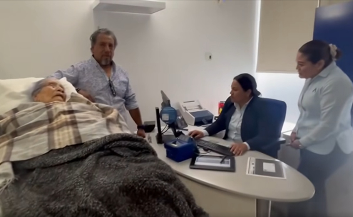 Banco en Oaxaca obliga a mujer de 96 años de edad a presentarse en camilla para poder cobrar su pensión