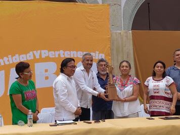 Cineasta Ángeles Cruz recibe reconocimiento en Oaxaca y exige justicia para San Miguel el Grande