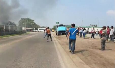 Enfrentamiento entre manifestantes y policías deja 12 detenidos en Veracruz