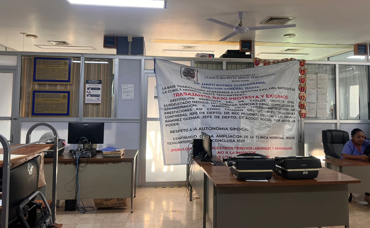 Trabajadores toman el área de Gobierno del Hospital del ISSSTE en Tehuantepec; denuncian "burla" de la institución 