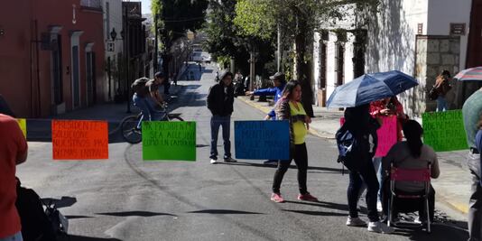 Trabajadores municipales bloquean calles aledañas al ayuntamiento para pedir insumos