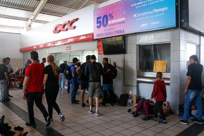 Sin acuerdos en Oaxaca para atender colapso de transporte en Juchitán, por miles de migrantes