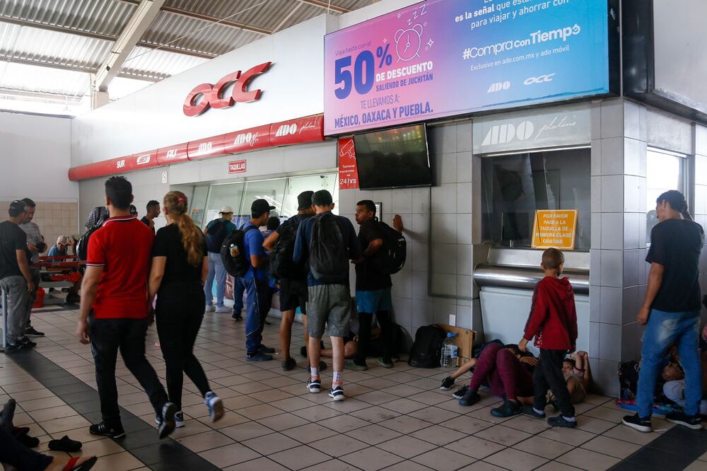 Sin acuerdos en Oaxaca para atender colapso de transporte en Juchitán, por miles de migrantes. Foto: Especial