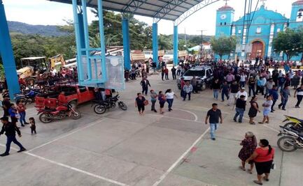 Entregan a la Fiscalía a 4 personas y liberan a 3 policías, tras asesinato de activista en Loxicha