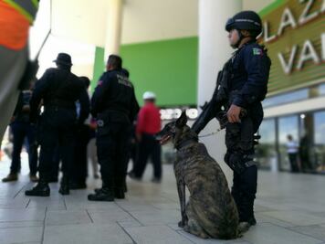Evacúan plaza comercial de Oaxaca por amenaza de bomba
