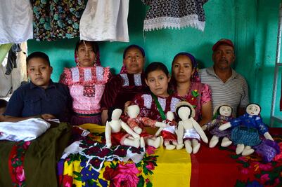 Quialanitas, muñecas que dan esperanza a artesanas zapotecas