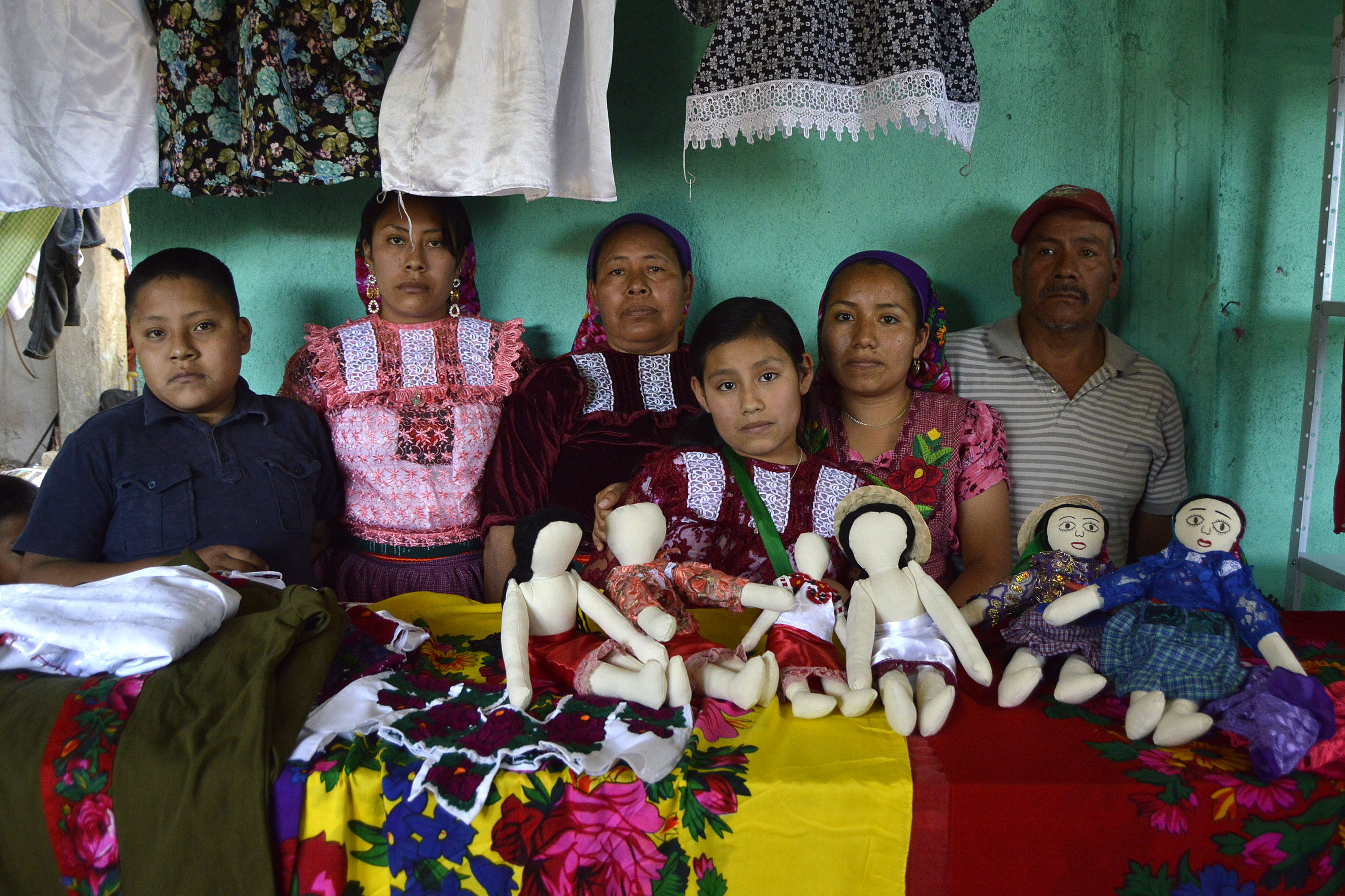 Quialanitas, muñecas que dan esperanza a artesanas zapotecas