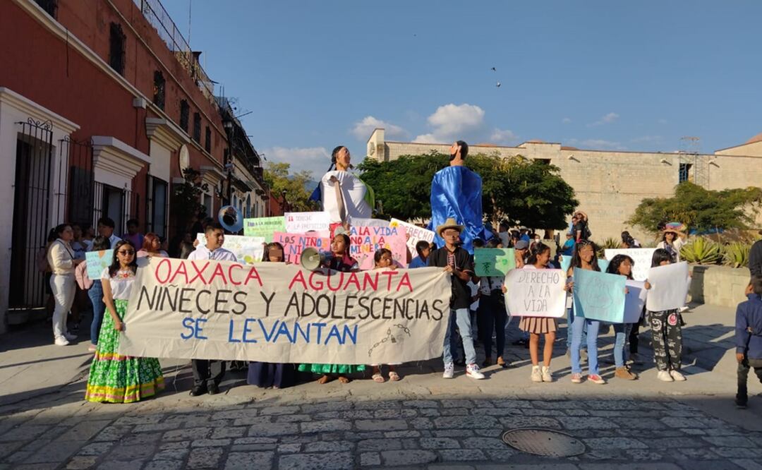 Con calenda, protestan en Oaxaca contra la nueva Ley estatal de Niñas, Niños y Adolescentes. Fotos: Edwin Hernández