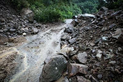 Derrumbes por tormenta “Ramón” frenan actividades en zona Mixe