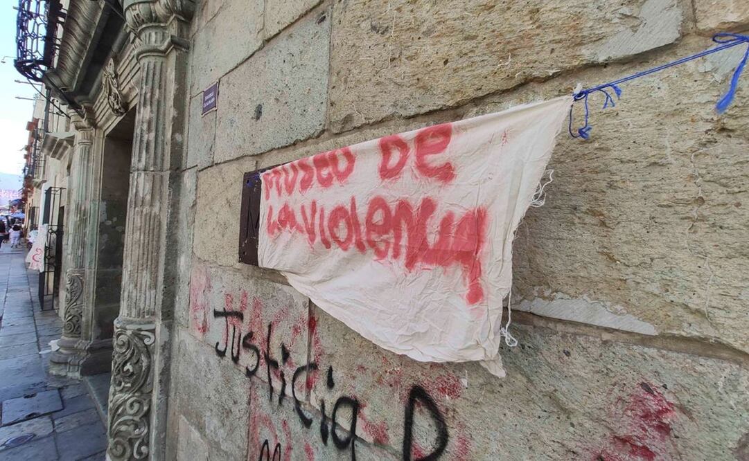 Celebran extrabajadores que el gobierno de Oaxaca asuma control del MACO, para que vuelva a ser "un museo público". Foto: Mario Arturo Martínez