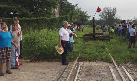Transístmico amenaza hasta panteón; nadie está dispuesto a desalojo, dicen habitantes