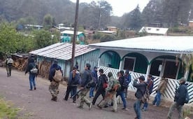 Hombres de Teojomulco, cargados con armas de fuego, bloquean la carretera de acceso a Textitlán