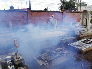 Nebulizan panteones de la entidad, previo al Día de Muertos