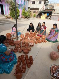 Apoya gobierno federal  cooperativa social de indígenas zapotecas "Mujeres de Barro Rojo"