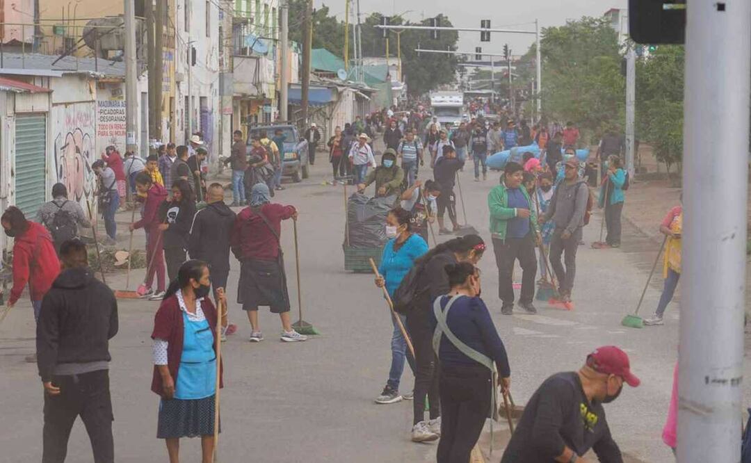 Sábado de “hacer el quehacer” en la Central de Abasto, al ritmo de la Banda de Música de la Policía de Oaxaca. Foto: Especial