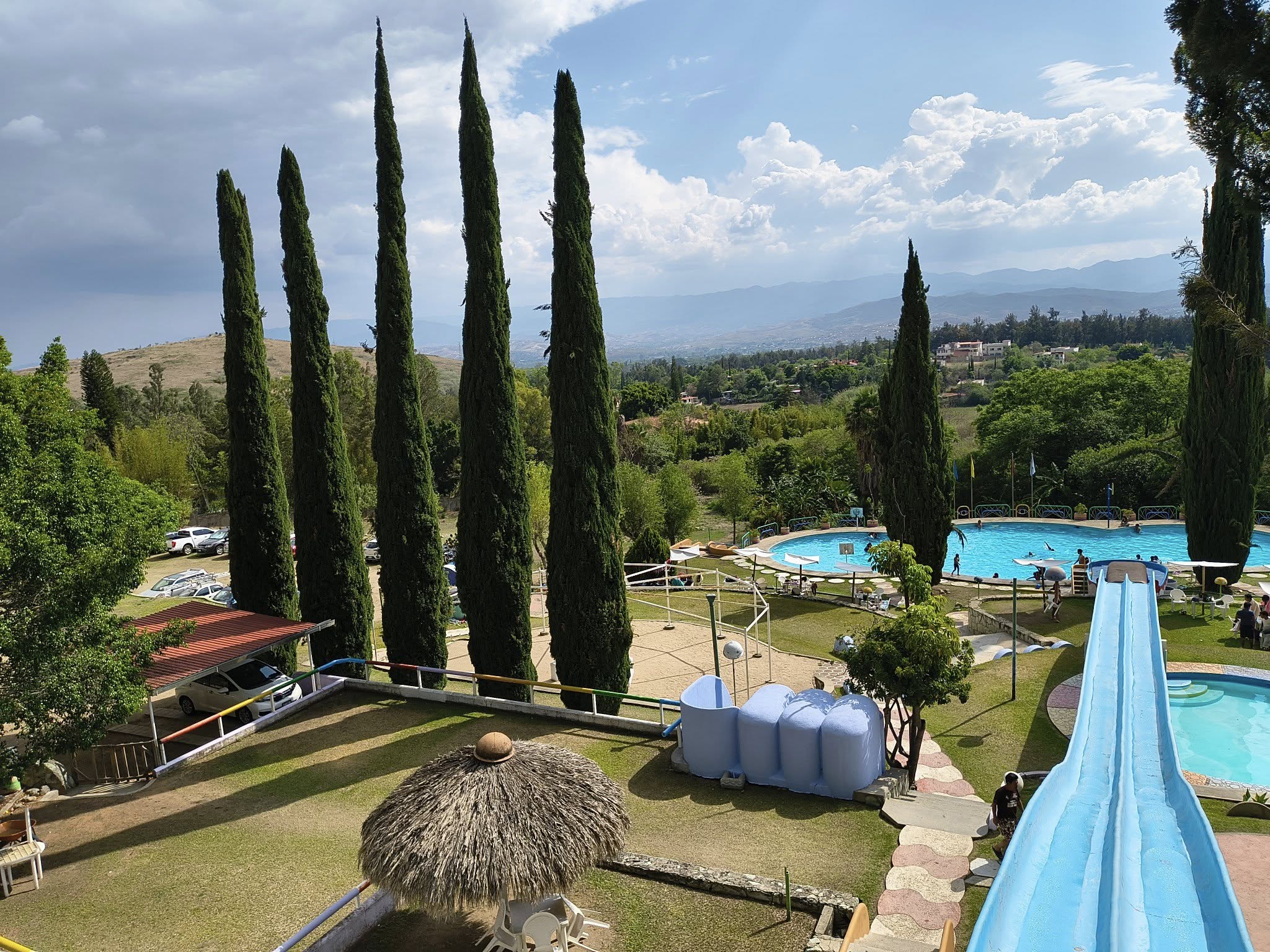 El balneario cuenta con una gran alberca de agua cristalina, tobogán y chapoteadero. Foto: Balnearios Paraíso de Adán