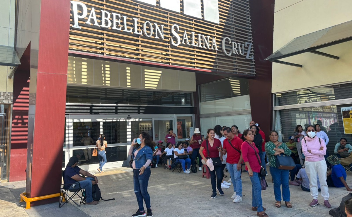 Maestros de la Sección 22 del SNTE bloquean accesos a tiendas departamentales en el Istmo de Oaxaca