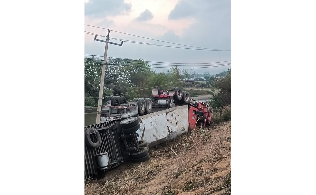 Un tráiler volcó en la carretera Panamericana, tras salirse de la vía con dirección a Chiapas. Foto: Cortesía