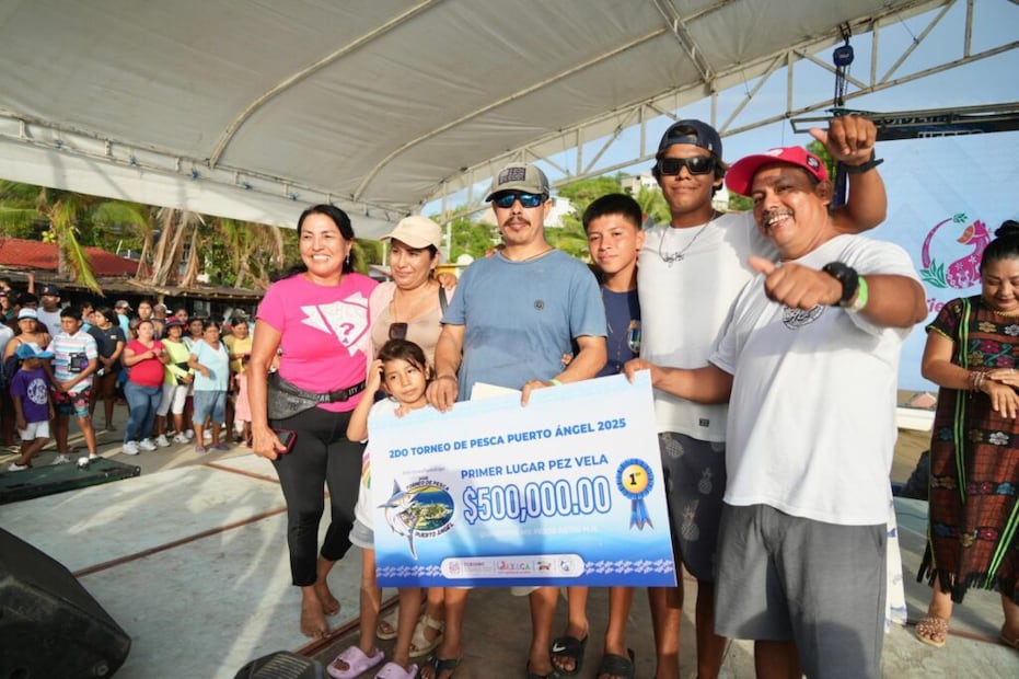 Ganadores de la segunda edición del Torneo de Pesca de Puerto Ángel en 2025. Foto: Gobierno de Oaxaca.